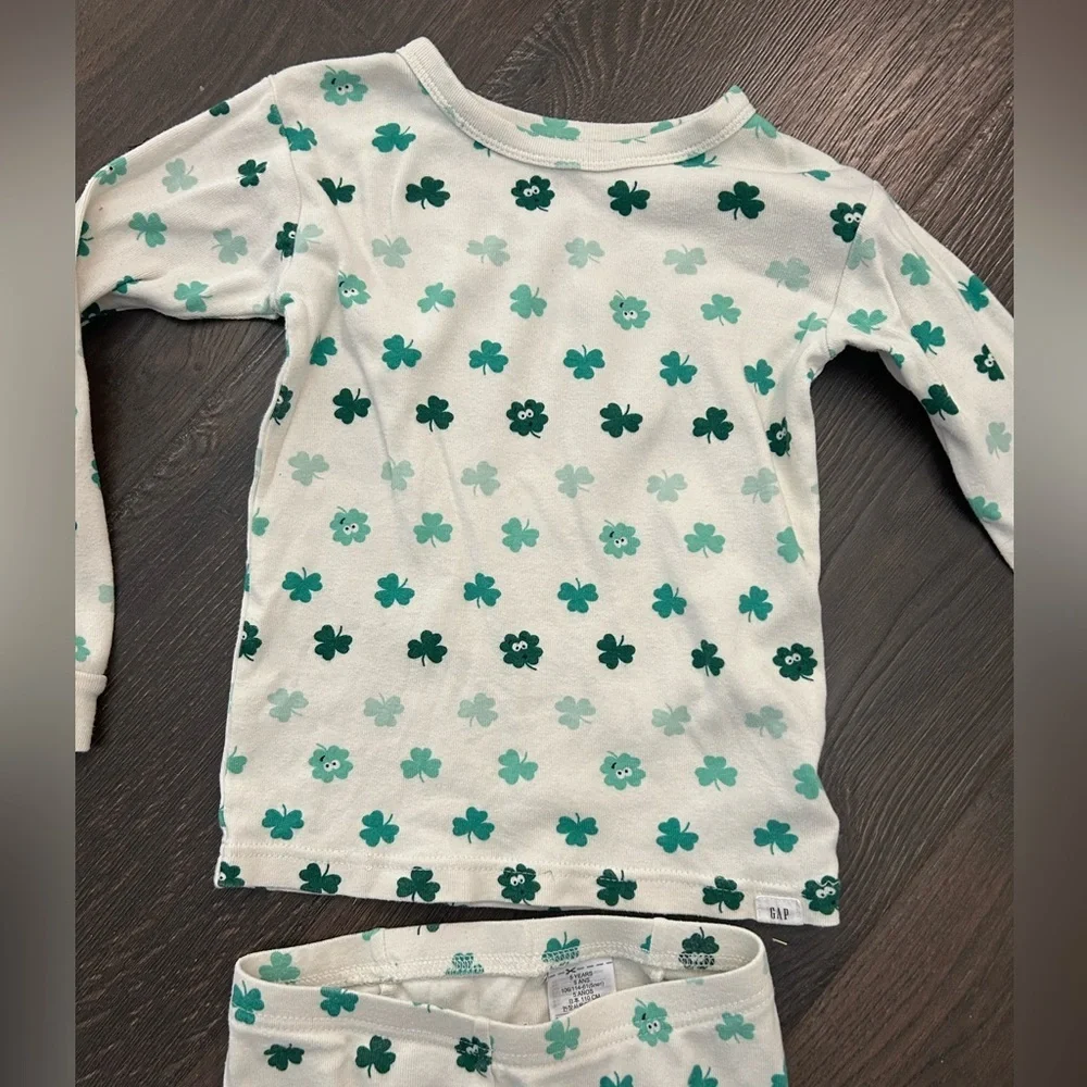 BabyGap Two-Piece Pajama Set in Green Clover Print